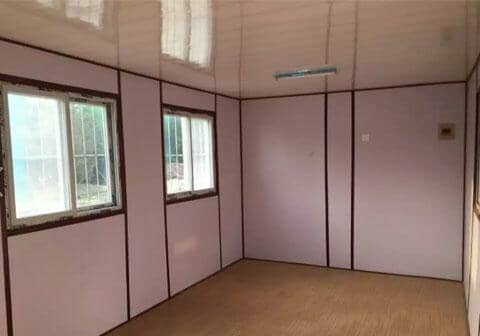 地板为先铺玻镁防火板，再铺塑胶地板或复合木地板