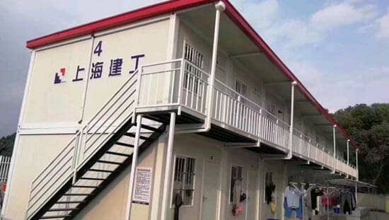 前置阳台走廊，屋檐外置排水管
