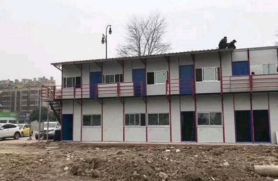 墙面岩棉板为双面灰白色油漆，顶板为上红下白色
